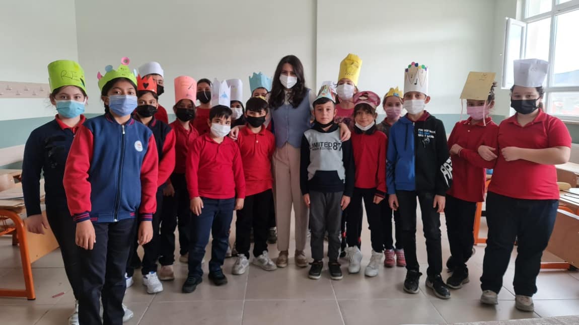 Şehit Kadir Yalçın Ortaokulu Öğrencileri Notaları  Öğreniyor