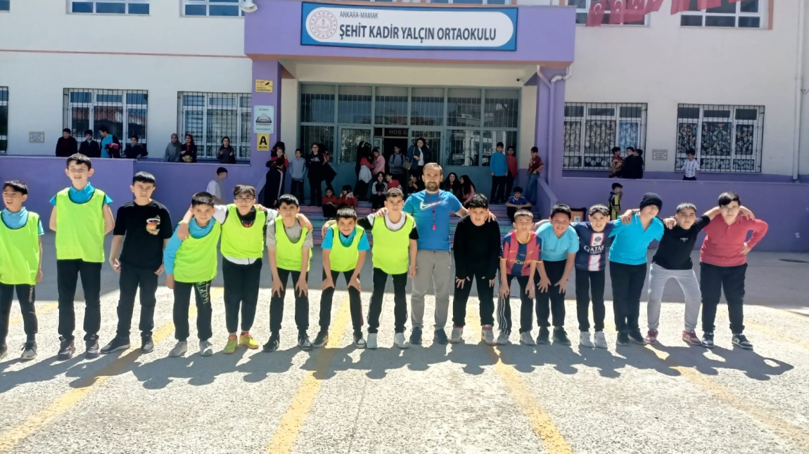 Okulumuz Beden Eğitimi ve Spor öğretmenleri tarafından düzenlenen Şehit Kadir Yalçın Ortaokulu Spor Turnuvaları Futbol Turnuvası ile başlamıştır. 