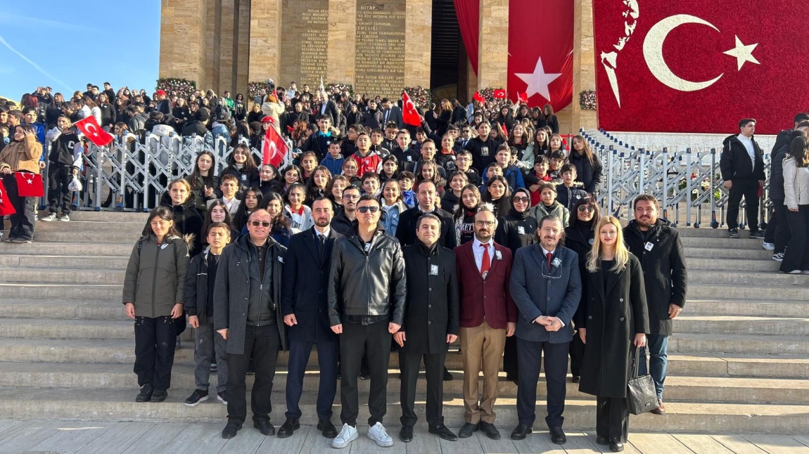 Sehit Kadir Yalçın Ortaokulu, 10 Kasım Atatürk'ü Anma Törenini 54 öğrenci, 9 öğretmen, 3 idareci ile Anıtkabir'de icra etti.