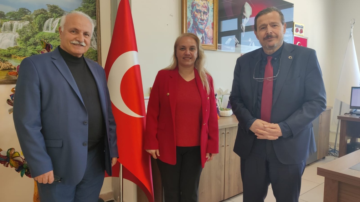 Okulumuzda anlamlı bir etkinliğe daha imza atıldı. 8. sınıf öğrencilerimize yönelik düzenlenen meslek tanıtım günleri kapsamında, Avukat Mustafa Vahdet Sürücü ve Avukat Esin Özaydın’ı ağırladık.